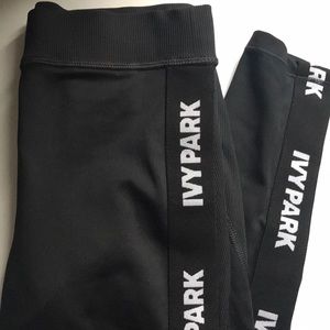 NWOT Ivy Park Logo elastic V Leggings. Size S